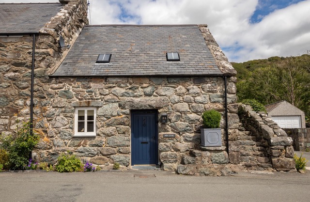 Hen Stabl - A charming 18th century stone character stables conversion