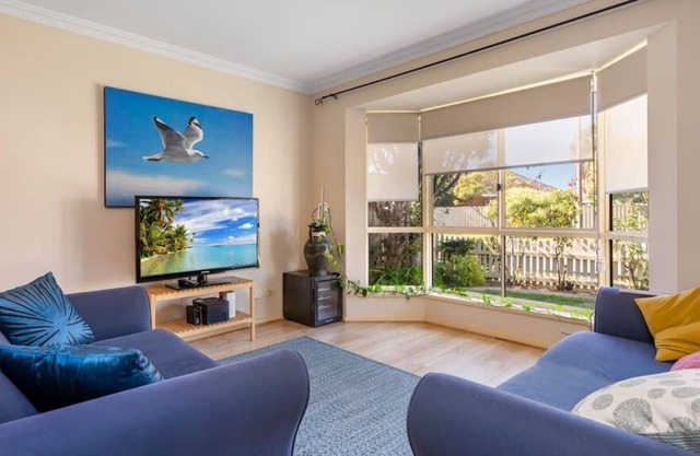 Henley Haven- Sleeps 4, 2 Bdrm, Wifi, Beach