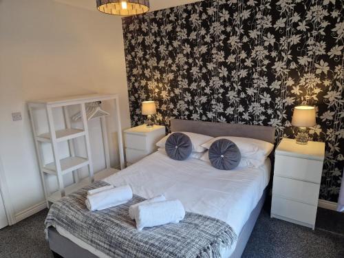 Hereford - Mayflower Coach House, Modern 2 Bedroom Property With Parking, Located South Of Hereford City, Suitable For Small Family, Couple Or Contractors - Sleeps Up To 5 Guests - Hosted by RENTMYHOUSE