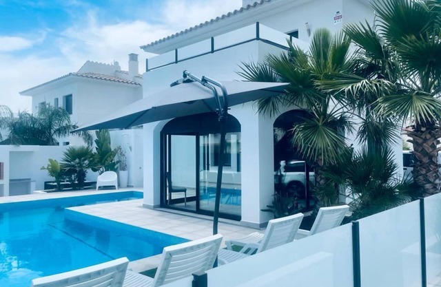 Hermosa casa moderna, piscina privada, 800 metros de la playa