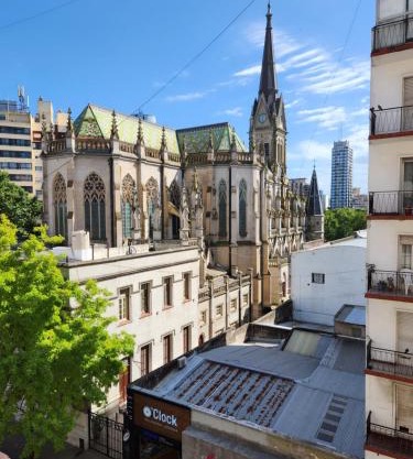Hermoso ambiente con cochera frente a la Catedral wifi