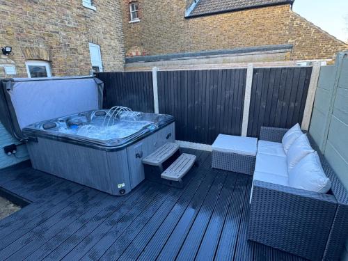 Herne Bay 2-Bedroom House with Private Hot Tub & Garden, Walk to Seafront