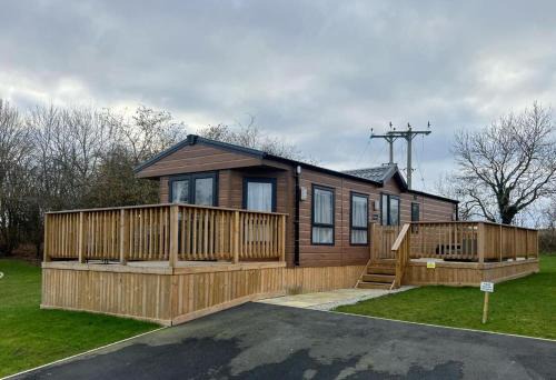 Heron Lodge with Hot Tub at Brickyard Lakes