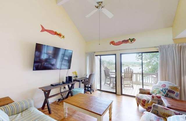 Heron Marsh Escape Split Level Villa Lake Views