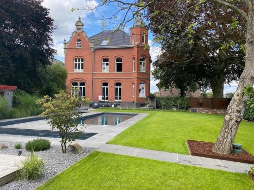 Herrenhaus mit Pool-Landschaft