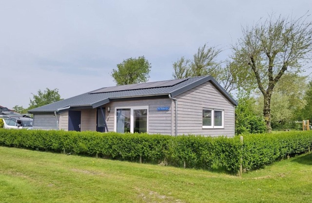 "Het Dobbertje" charming wooden house by the sea, with free wifi