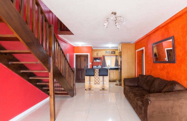 HGTV featured Central 3bd Penthouse w/Netflix, AC, Pool, Views & Jacuzzi Tub