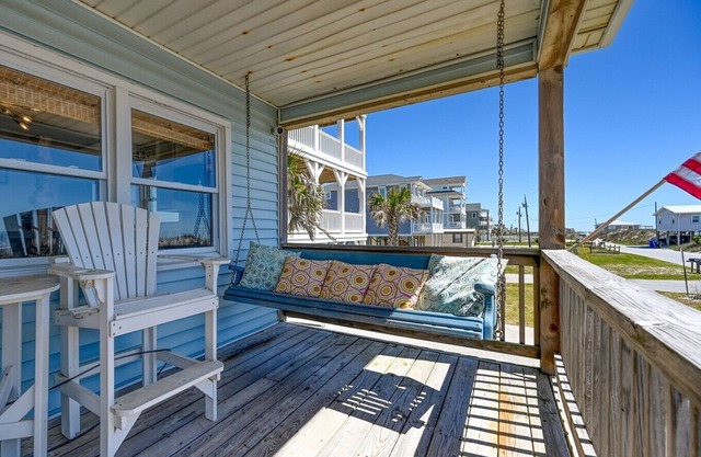 Hibiscus Hut - Oceanfront - Midcentury Modern Tiki Theme