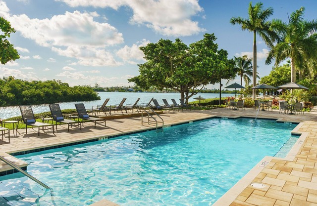Hidden Gem! 4 Amazing Units, Outdoor Pool, Free Breakfast, On-Site Bar