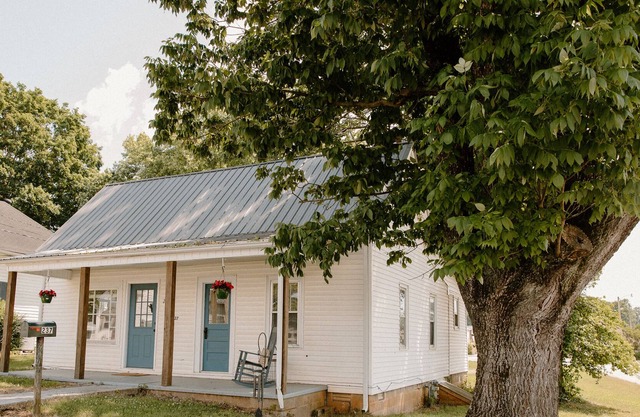 Hidden Gem Cottage in the middle of quaint, small town TN!
