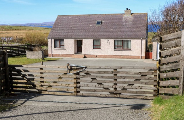HIDDEN HOUSE HEBRIDES, pet friendly, with open fire in Stornoway