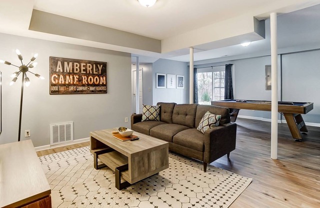 Hidden Valley Home - Just 15 mins. from UNC Charlotte & Uptown - Rec. Room - Pool Table - Pets Ok