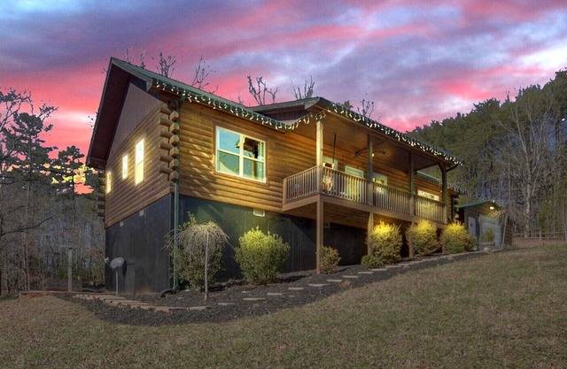 Hideout Haven- SPA*Firepit*Game Room*Outdoor Cinema*Dog Friendly*Near Wineries!