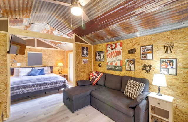 Higden Studio w/Private Deck < 1 Mi to Lake!