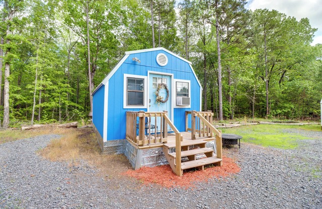 Higden Studio w/Shared Patio, Yard Games, Grills!