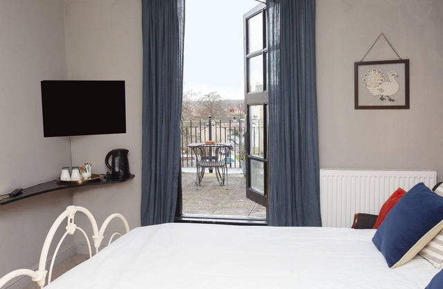 higgihaus (#5, 3-5 Bed ). Small Groups. Hip Location. Sleeps 4 - 10.