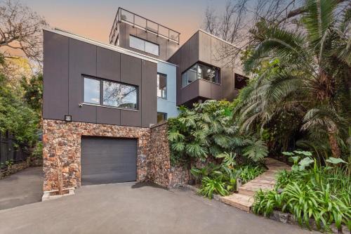 Higgo Crescent Villa by Host Agents