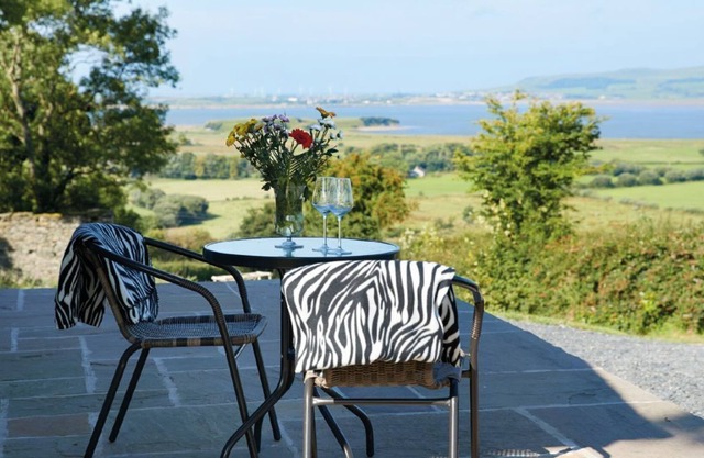 High Bridge Haven, a one bedroom, one bathroom holiday cottage with a hot tub in Cumbria.