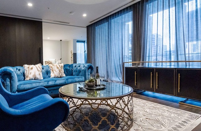 High End Melbourne CBD Apt in Iconic QT Hotel