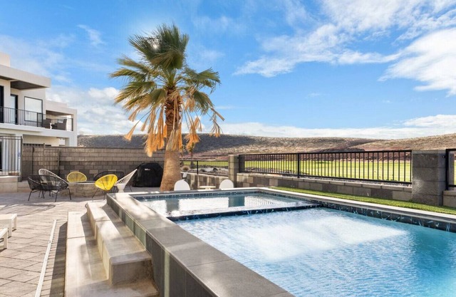 High-End Pool Gem ~ Upscale Golf Community ~ Views