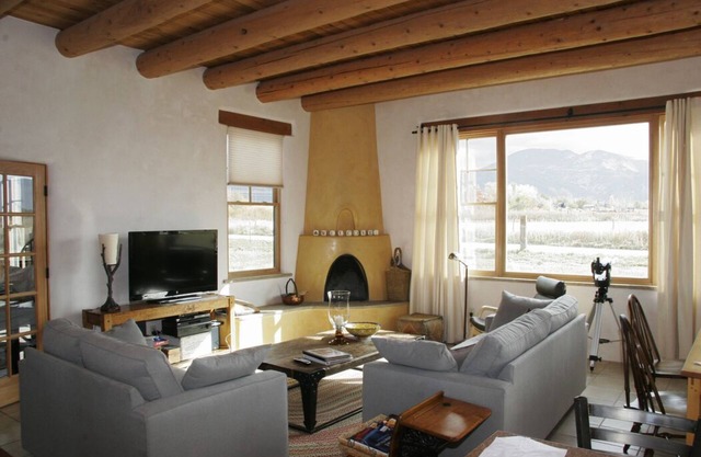 High Mesa Cottage - Stunning Adobe Between Ski Area and Town