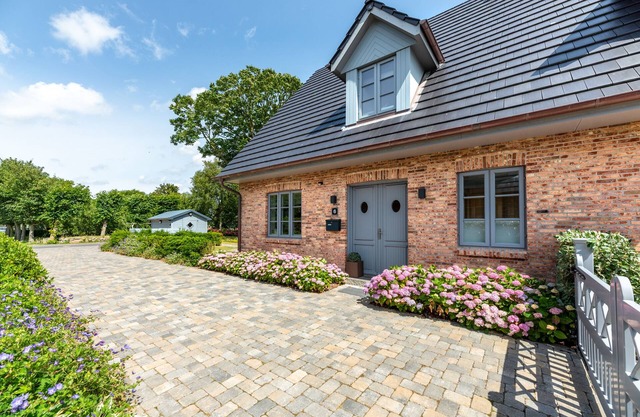 High-quality furnished semi-detached house with sauna, fireplace, garden and beach chair