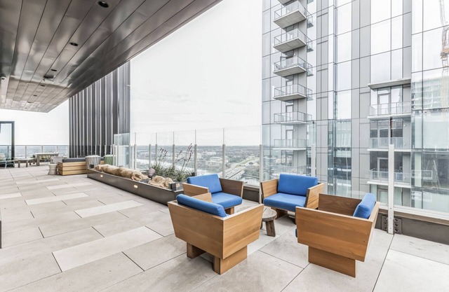 High Rise Luxury Condo With Lake & City Views