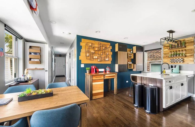 High-Style Oasis in Heart of Chicago + Free EV Charger!n