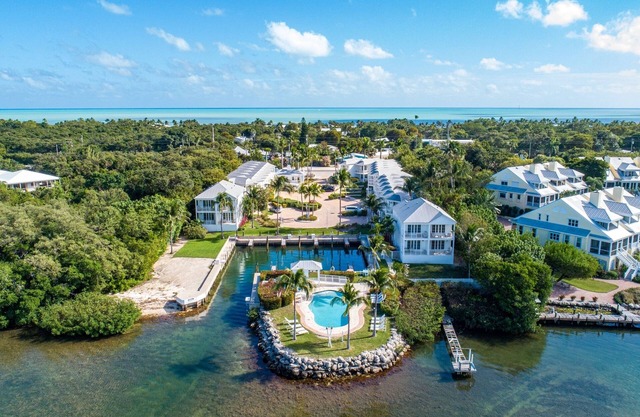 High Tides and Good Vibes! 4 Spacious Units, Outdoor Pool, Free Parking