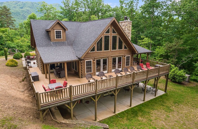 High Top Lodge | Luxe Views, Hot Tub + Biltmore Pass | 22min to Asheville