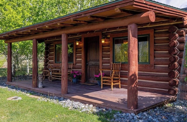 Highland Homestead, beautiful mountain views with river access, near Yellowstone National park!