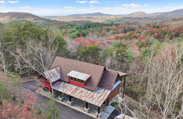 Highland Red House - NEW construction luxury lodge with Mountain Views