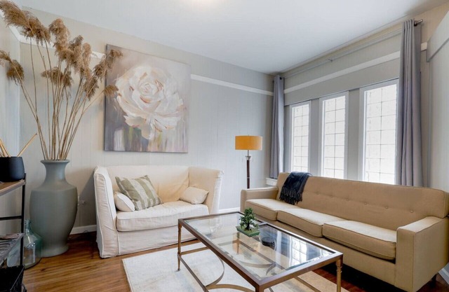 Highland Sq Hideaway Apt with 2 queen beds in great location