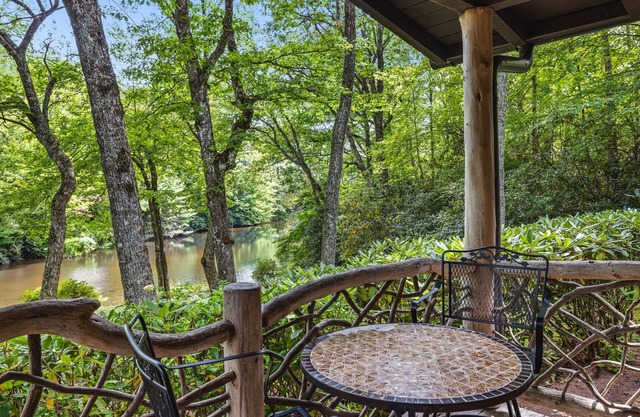 Highlands cabin on scenic pond, 6 min drive to downtown and pet friendly!