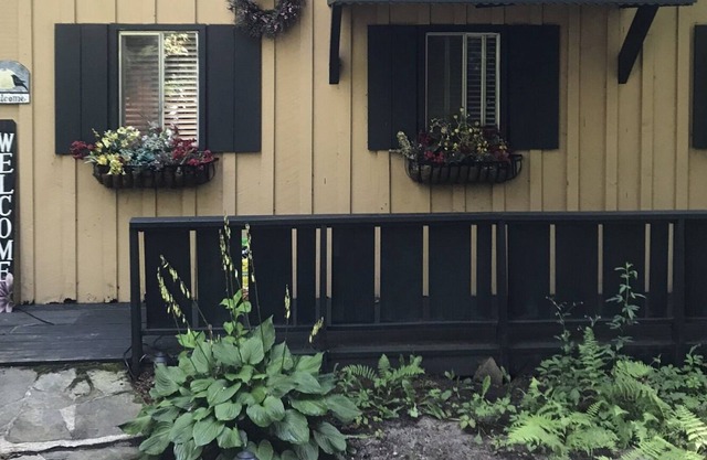 Highlands Cottage w/magnificent view - all amenities