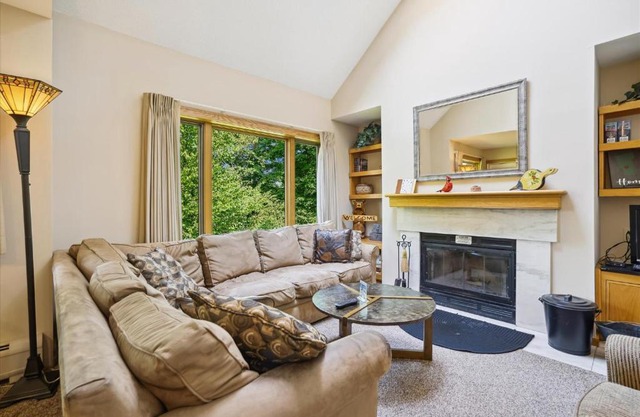 Highridge J5B Spectacular 1 Bedroom Escape with fireplace, sauna & resort amenities