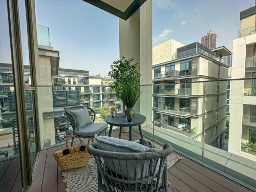 HiGuests - Charming Retreat in CityWalk With Balcony and Pool