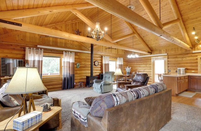 Hill City Log Cabin Along Newton Creek!