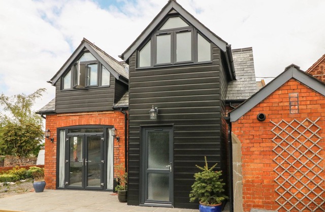 HILL COACH HOUSE, pet friendly, country holiday cottage in Watchet