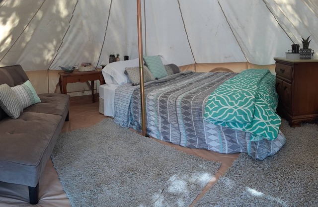 Hill Country Glamping Getaway Queen Bed and AC