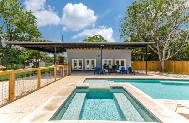 Hill Country Retreat I Private Pool & Hot Tub I Mins to Wineries & Town Square