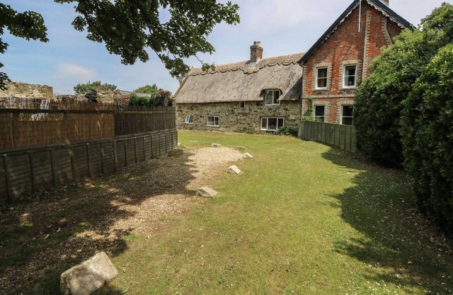 HILL FARM COTTAGE, pet friendly, with a garden in Freshwater