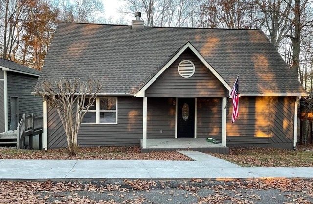 Hill Top Heaven Lake House - Sleeps 22 in beds - 3 1/2 baths - 1 Mi to Marina!