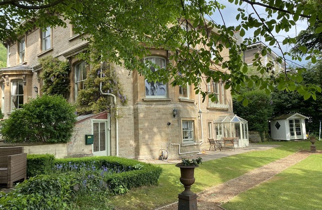 Hill view , town centre apartment in beautiful and peaceful Malvern