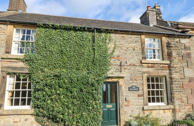 HILLCREST, family friendly, character holiday cottage in Longnor
