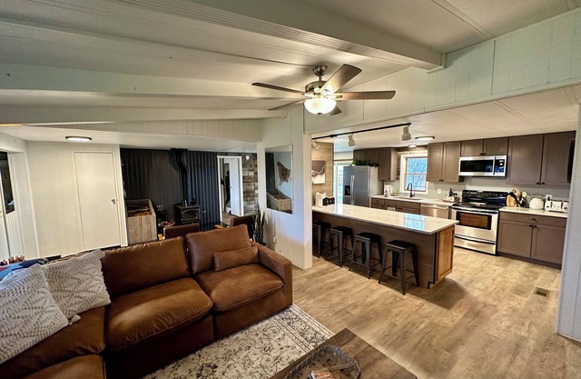 Hillman Homestead spacious, 4-bedroom house in the quiet country on 1 acre