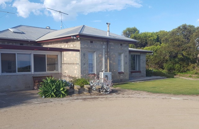 Hillocks Homestead Overlooking the Bush