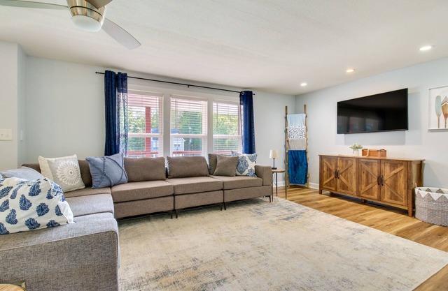 Hillsboro Hideaway w/Private Hot Tub & Bunkhouse!