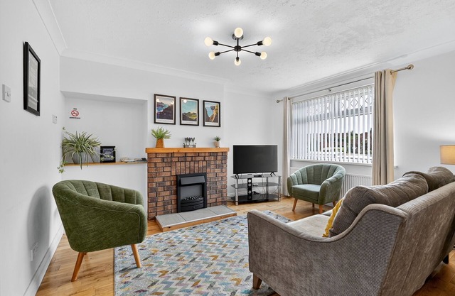 Hillsborough spacious house, garden & parking by StayByNumbers