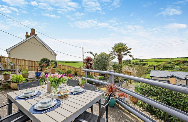 Hillscroft - Three Bedroom House, Sleeps 6
